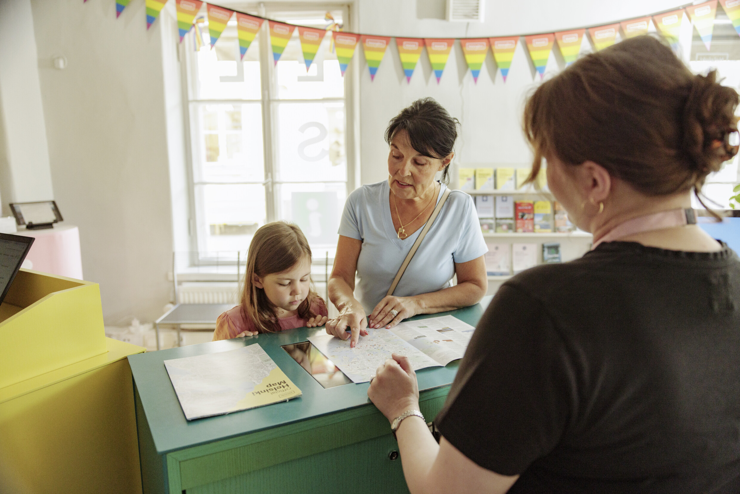 Asiakkaita Helsingin matkailuneuvonnassa.