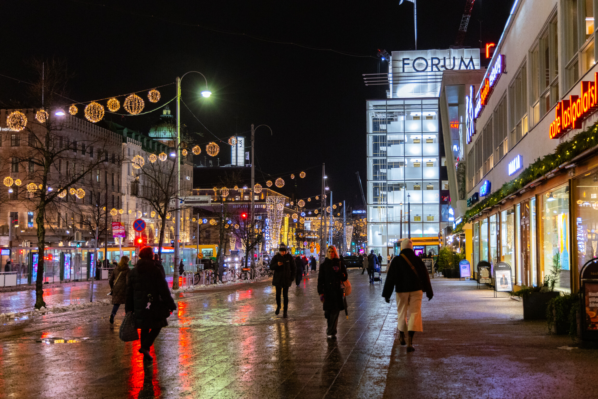 Kuvituskuva. Jouluvalot Mannerheimintiellä.