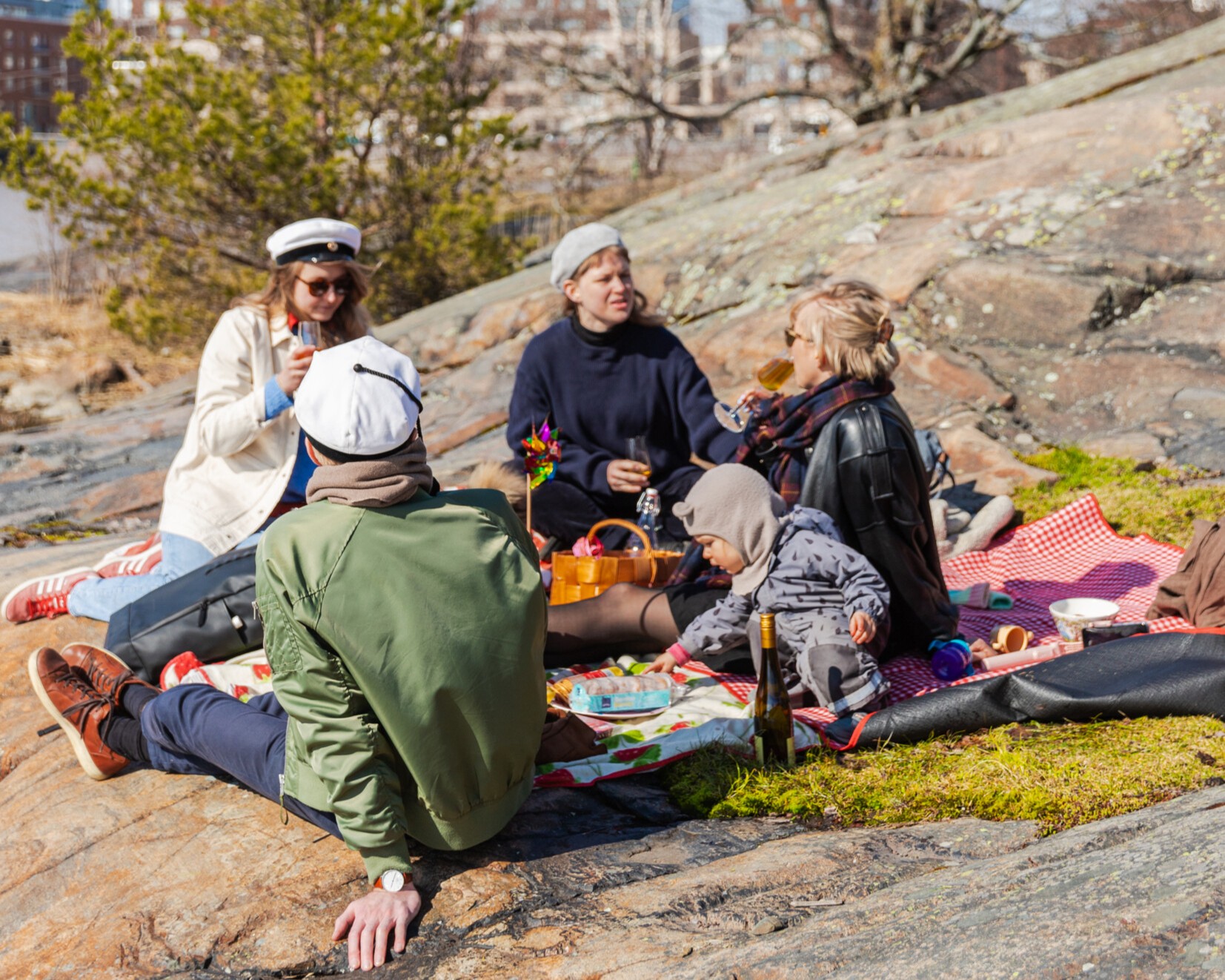 Ihmisiä piknikillä.