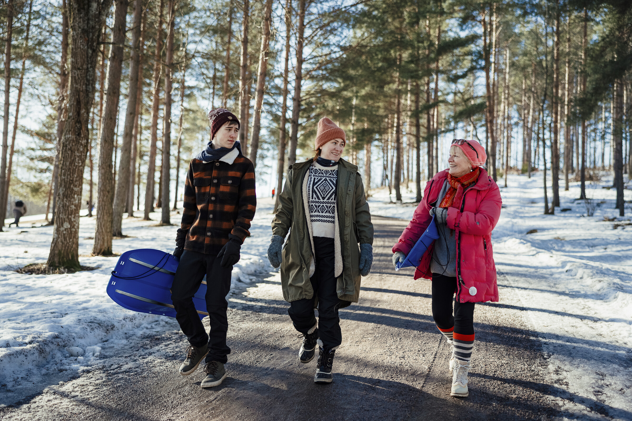 Kuvituskuva. Ulkoilijoita Paloheinässä.