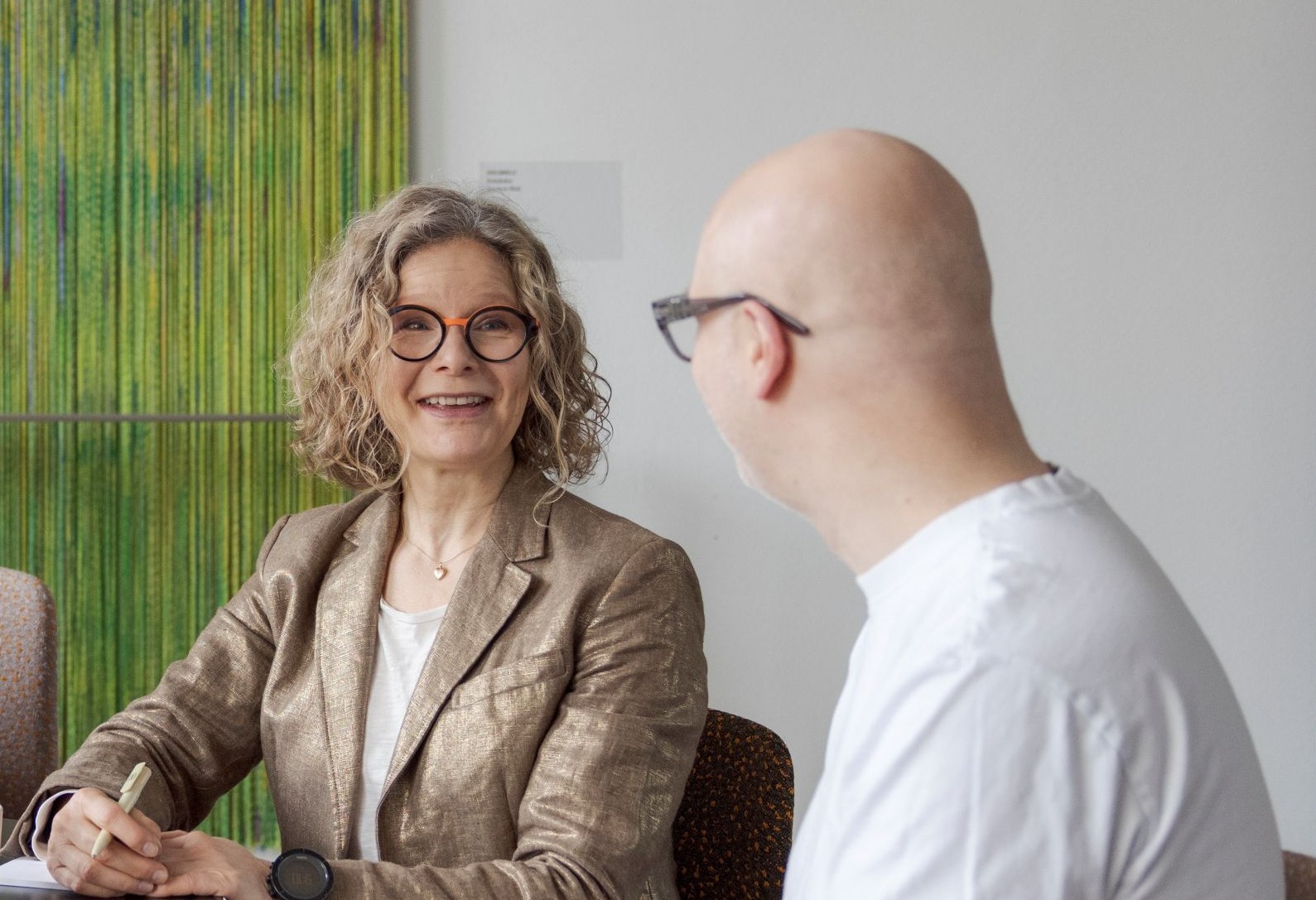 Kaksi henkilöä keskustelee.