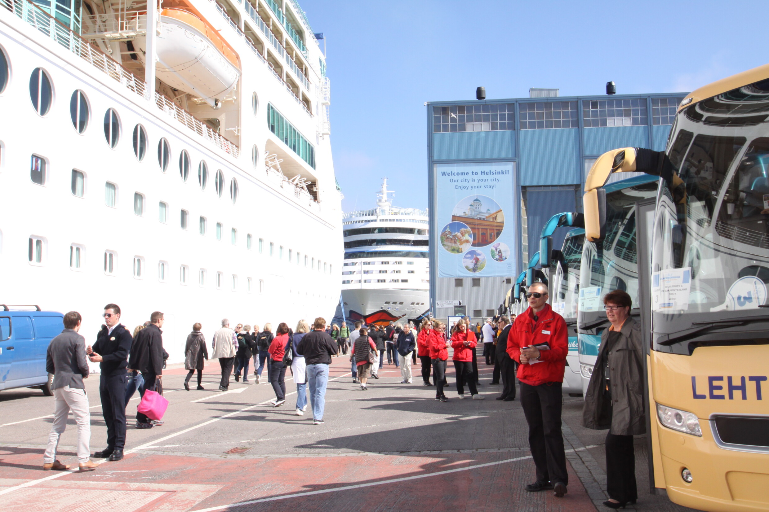 Matkailijoita satamassa.