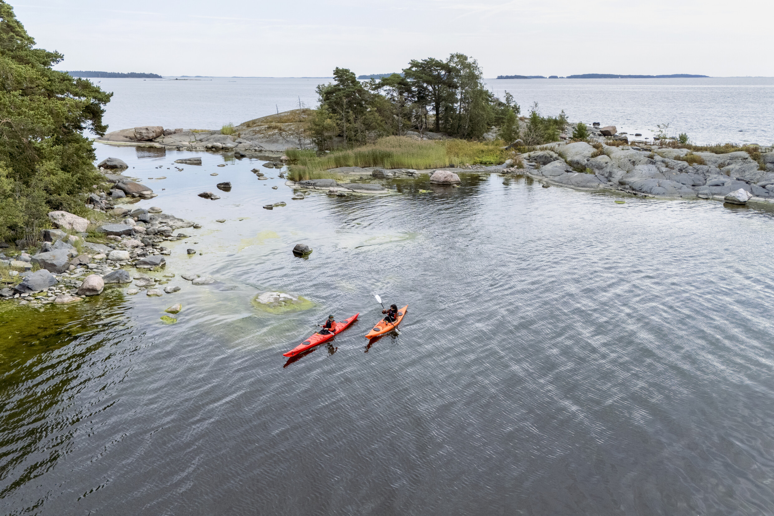 Kuvituskuva. Kaksi melojaa merellä.
