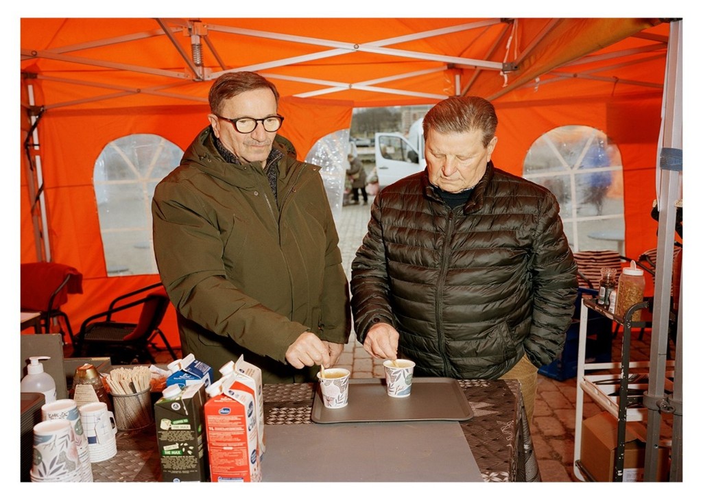 Kaksi henkilöä kahvilla.