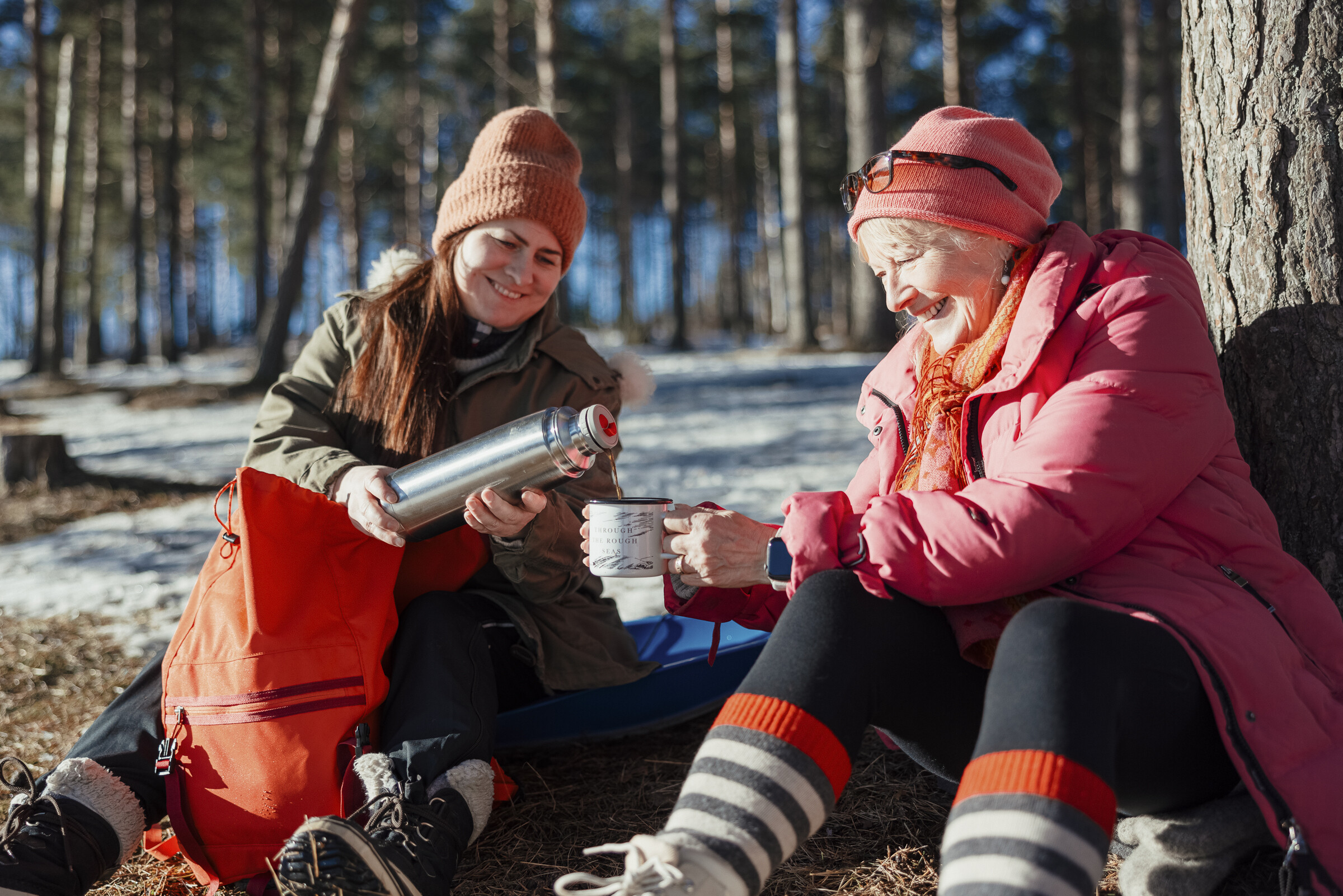 Kaksi henkilöä eväsretkellä.
