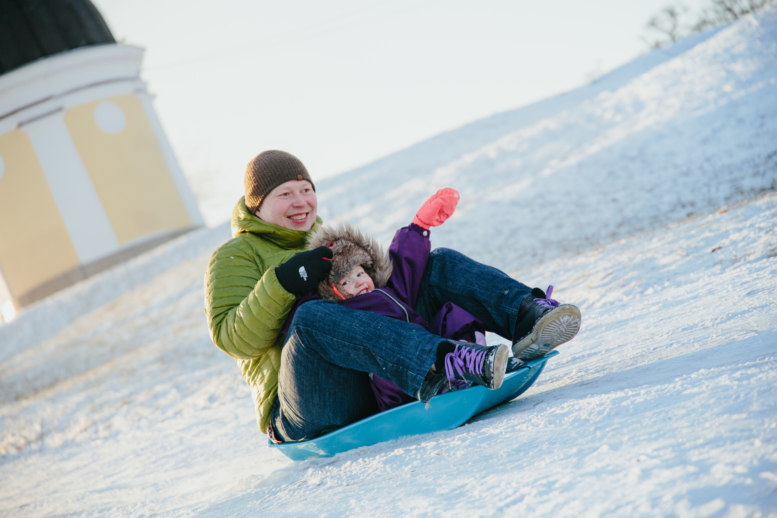 Kuvituskuva. Ulkoilijat pulkkamäessä.