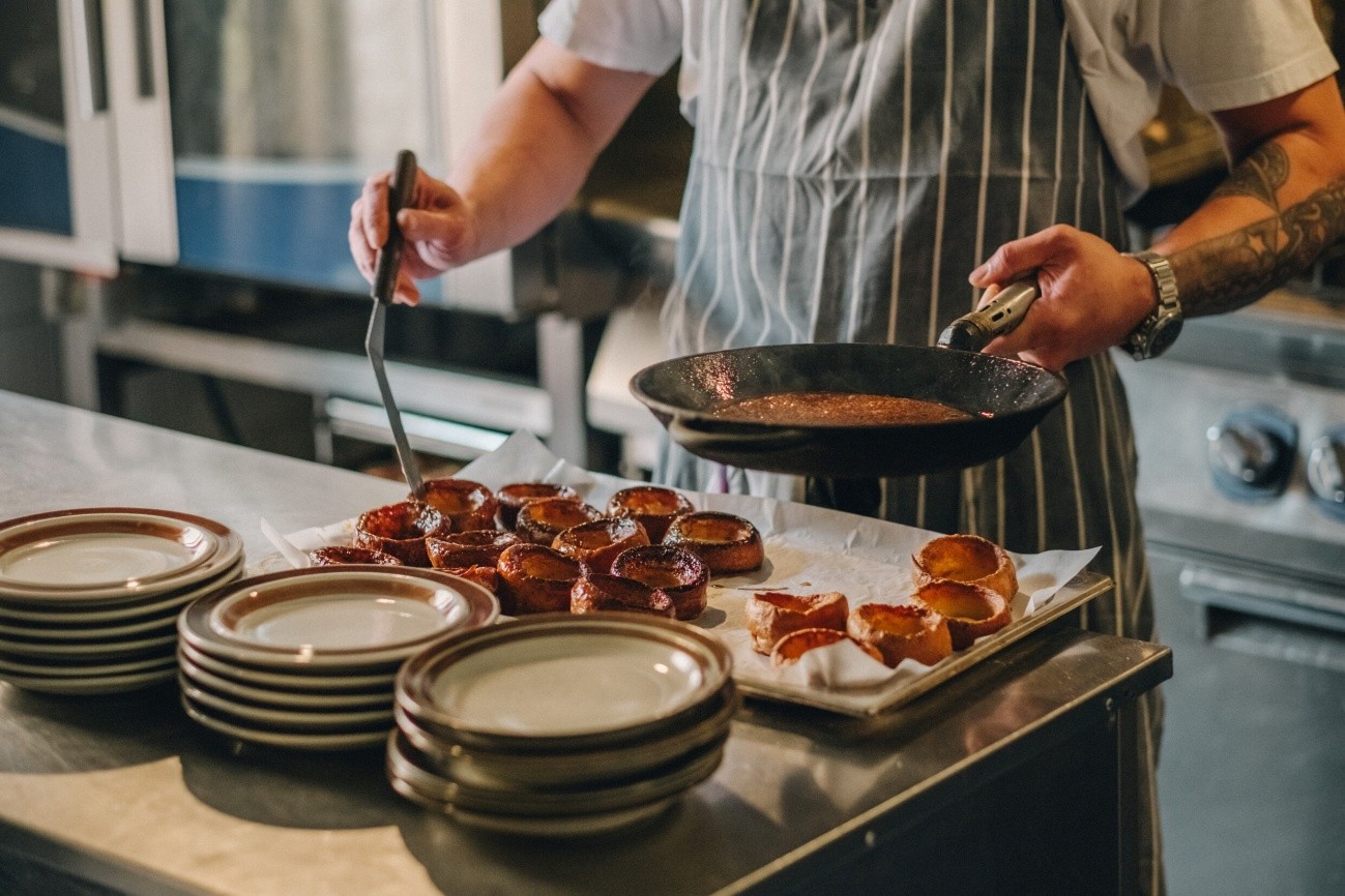 Kuvituskuva. Kokki valmistaa ruokaa.