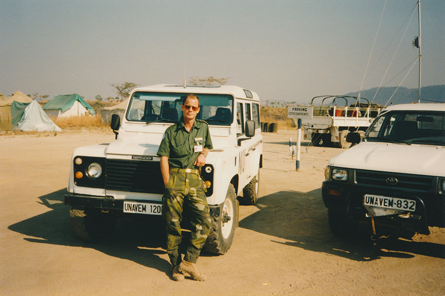 En folkmängd som besöker veterandagen en solig dag.