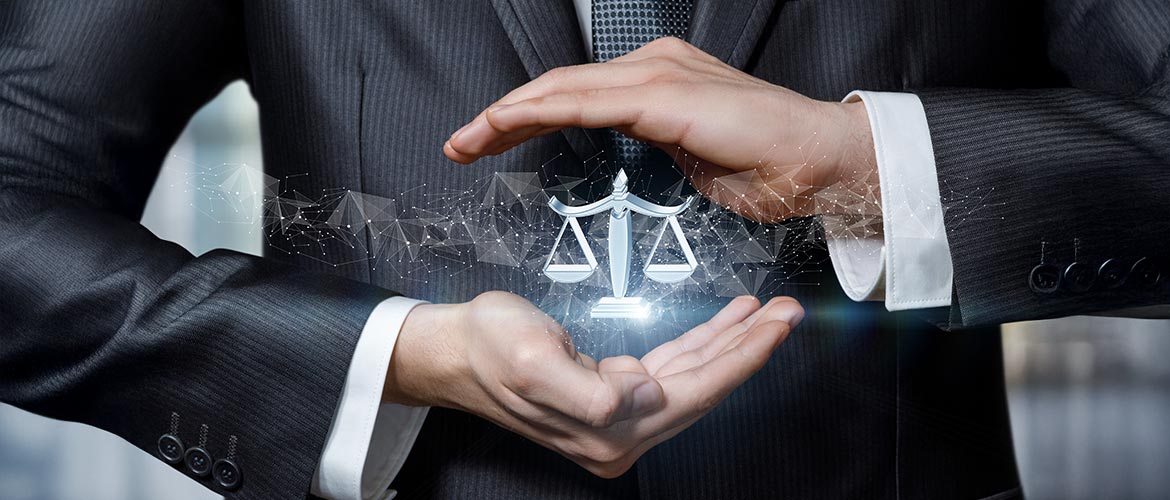 Geschäftsmann schützt stilisierte Waage – Symbol für Rechtsschutz, Gerechtigkeit und Compliance, modernes digitales Justiz‑Icon
