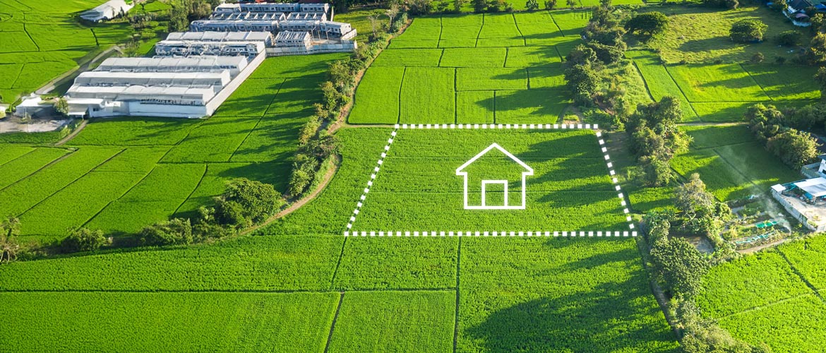 Ländliches Grundstück auf grünen Feldern, markierte Baufläche mit Haus-Symbol, Natur, Landwirtschaft, Baugrundstück, Drohnenaufnahme