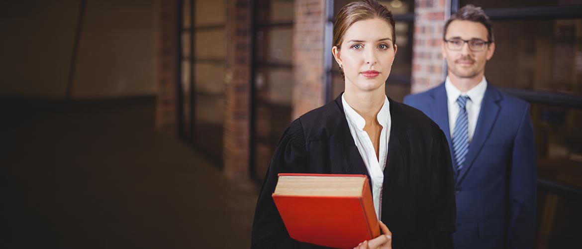 Fotorealistische Abbildung von zwei Personen in juristischer Kleidung, Person im Vordergrund mit rotem Gesetzbuch, modernes Büro – Thema Steuerstrafrecht, Anwalt, Beratung, Recht, Kanzlei, SEO Bildbeschreibung.