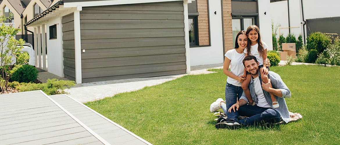 Junge Familie mit Kind vor modernem Einfamilienhaus – Symbolbild für Fortbildungen im Familienrecht oder Immobilienrecht