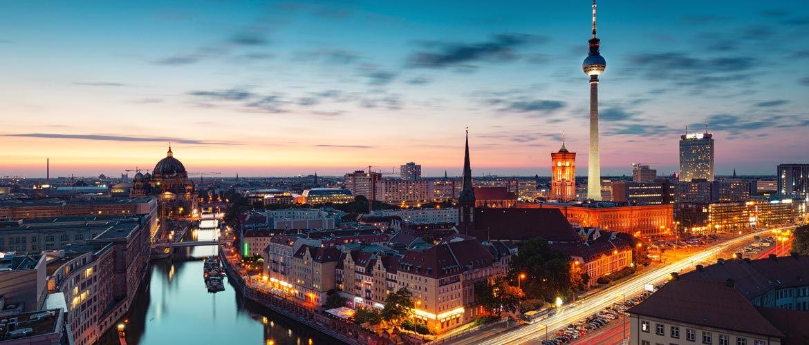 Abendliche Skyline von Berlin mit Fernsehturm, Spree und historischem Stadtkern. Panorama, Stadtansicht, Architektur, Deutschland, Hauptstadt, Sonnenuntergang.
