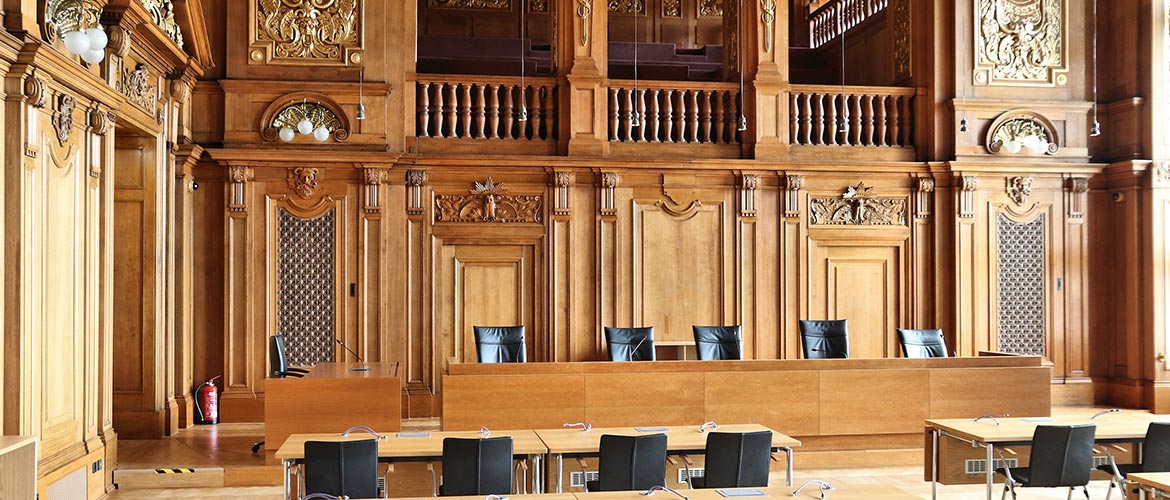 Bundesverwaltungsgericht Leipzig, Gerichtssaal ohne Personen mit leeren Plätzen - Symbolbild für juristische Fortbildung im Deutschen Anwaltsinstitut in Leipzig