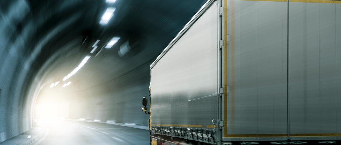 Lkw fährt durch einen modernen Tunnel, Transportlogistik auf der Straße, Güterverkehr, Spedition, Geschwindigkeit, Infrastruktur.