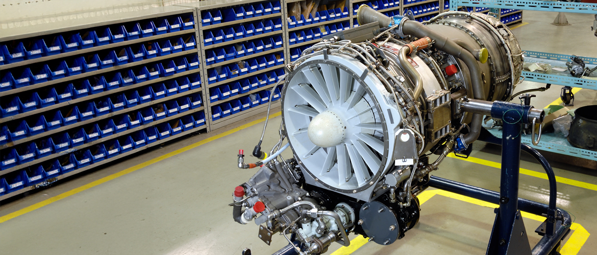 In der Werkshalle der Rüstungsindustrie wir eine Flugzeugsturbine gebaut