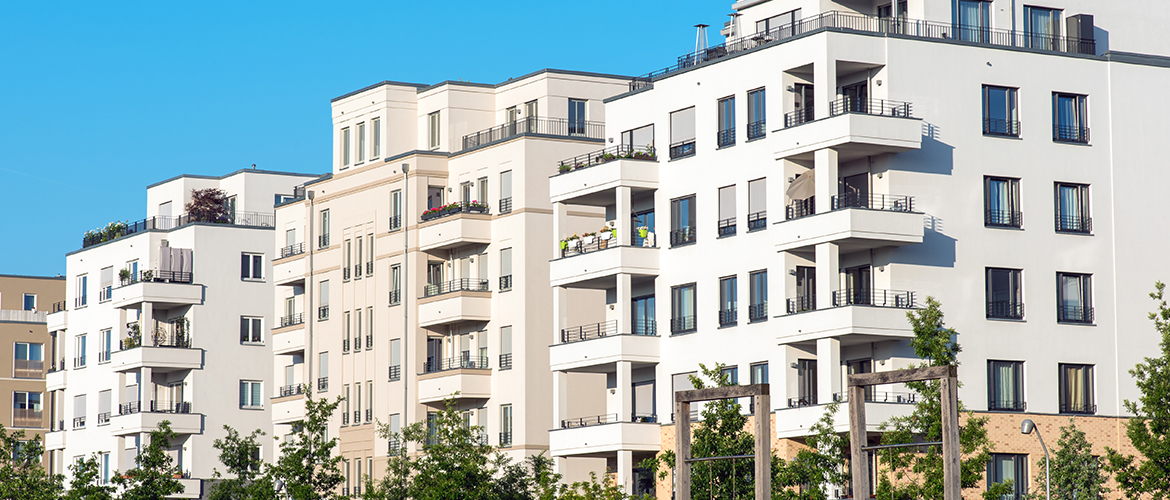 Moderne mehrstöckige Wohngebäude mit Balkonen – Symbolbild für Wohnungseigentumsrecht, Teilungserklärungen und notarielle Beurkundung in der Fortbildung des Deutschen Anwaltsinstituts (DAI)