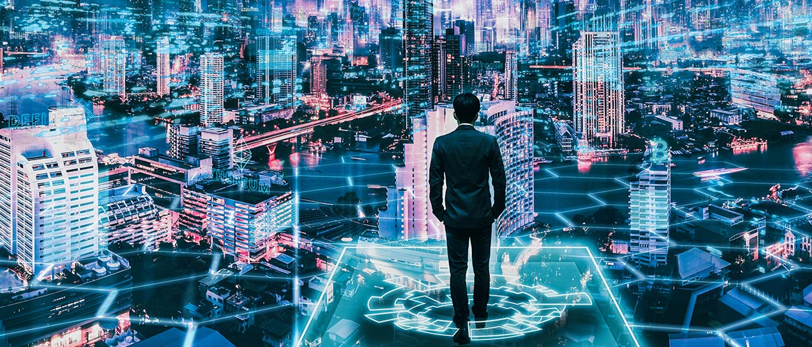 Futuristische Stadt bei Nacht, Person blickt auf digitale Skyline, Technologie, Innovation, Smart City, virtuelle Vernetzung.