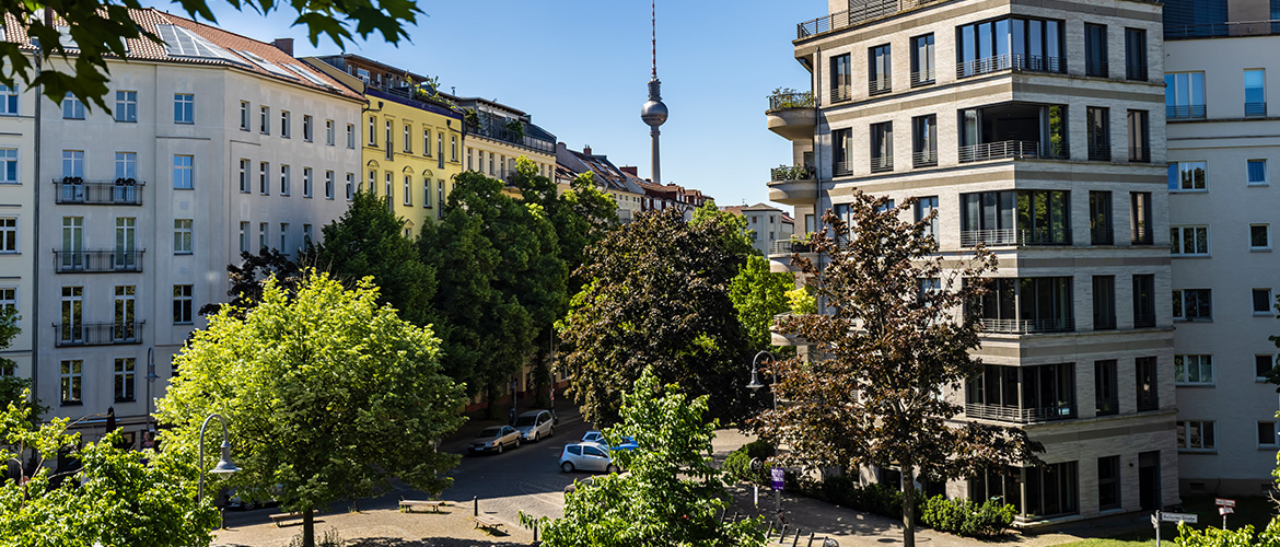 Moderne Wohnimmobilien in urbaner Lage mit Mehrfamilienhäusern und Grünflächen. Ideal für Immobilienbewertung, Immobilienmarkt, Wohnungsbewertung, Kapitalanlage und Wohneigentum.