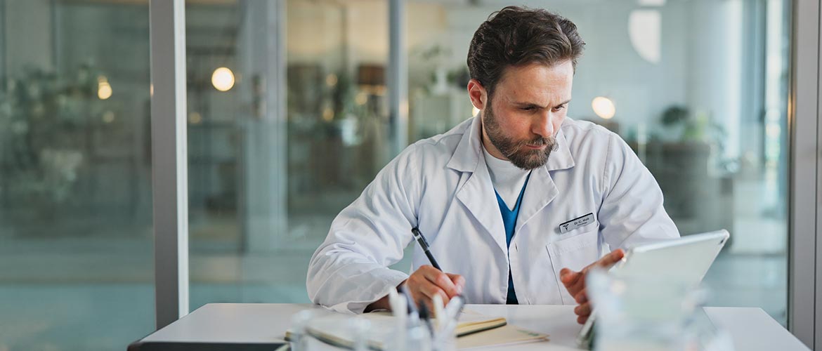 Fotorealistische Abbildung einer Person im weißen Arztkittel bei der digitalen Dokumentation am Tablet in einer modernen Praxis – Medizinrecht, Gesundheitswesen, Patientenakte, Compliance.