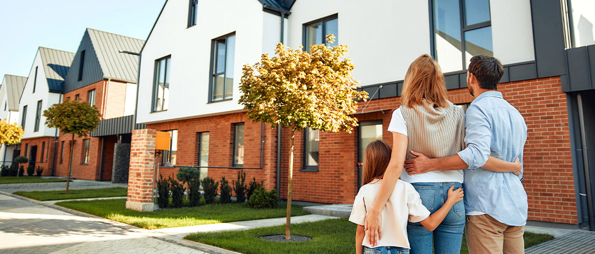 Mutter und Tochter stehen vor einem modernen Wohnhaus mit gepflegtem Vorgarten – Symbolbild für rechtssichere Immobilienübertragung, Beratung und notarielle Begleitung bei Hauskauf oder Schenkung. Passend für Fortbildungen im Immobilienrecht, Familienrecht oder Notarrecht des DAI.