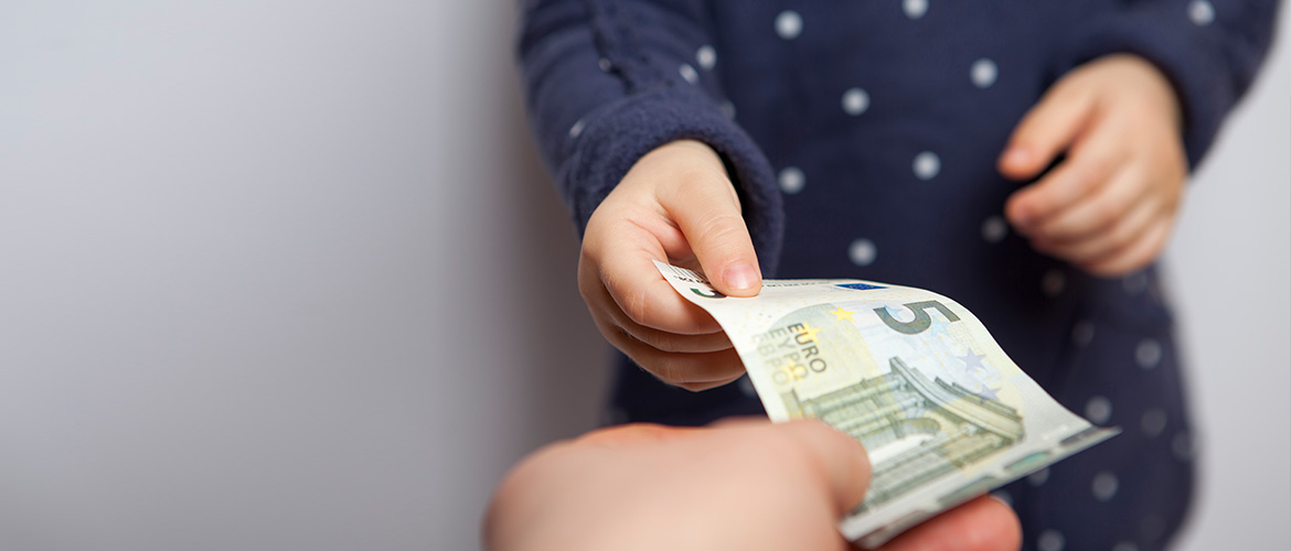 Erwachsener überreicht einem Kind einen 5-Euro-Schein – Symbolbild für Schenkung, finanzielle Zuwendung oder Unterhaltszahlung im Familienrecht. Ideal für Fortbildungen, Seminare oder eLearning-Angebote des Deutschen Anwaltsinstituts (DAI) zu Themen wie Vermögensübertragung, Schenkungsvertrag, Unterhaltspflichten oder Erbrecht