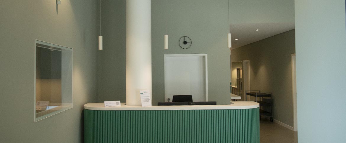 Frontal sich auf die Servicetheke des DAI-Forum Berlin Mitte