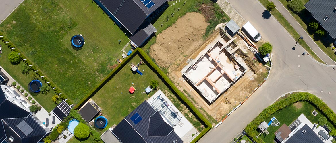 Vogelperspektive auf eine Baugrube in dem ein Keller entsteht in einer neu Bau Siedlung
