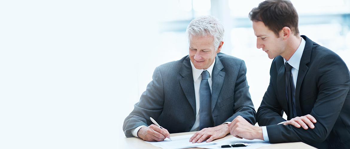 Ein älterer und ein jüngerer Anwalt besprechen sich  – Symbolbild für Vertragsrecht, Unternehmensnachfolge und notarielle Beratung in der Fortbildung im Deutschen Anwaltsinstitut