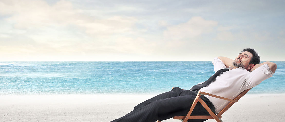 Mann mit Anzug am Strand - Symbolbild für juristische Fortbildungen beim Deutschen Anwaltsinstitut
