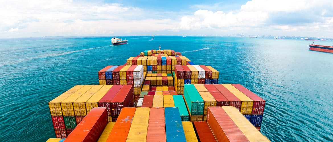 Containerschiff auf offener See mit bunten Frachtcontainern, globaler Warenverkehr, Logistik, Seetransport, internationale Lieferkette.