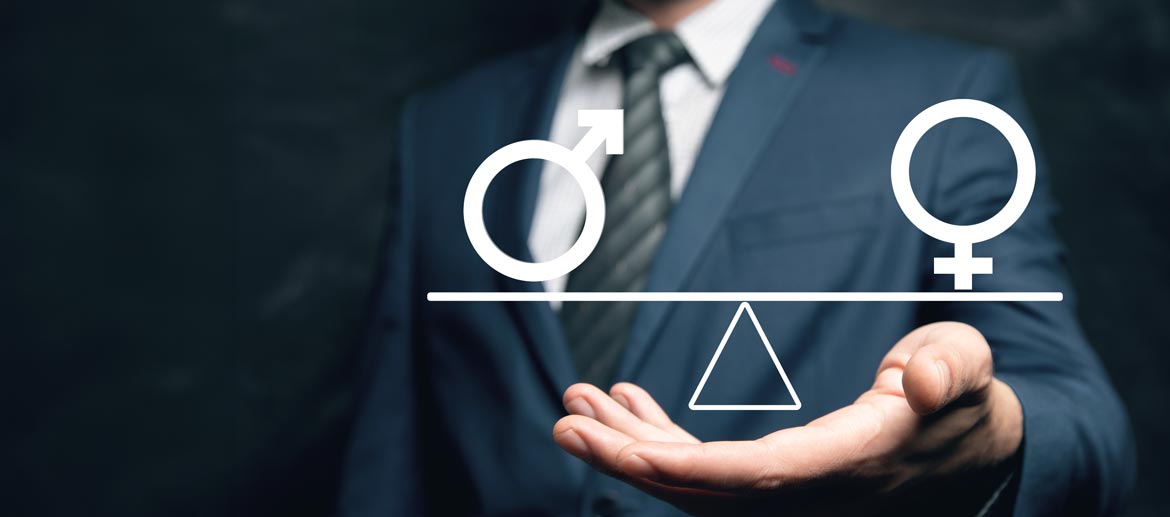 Person in Businesskleidung hält Waage mit Symbolen für Gleichberechtigung – Equal Pay Konzept, Gehaltsvergleich, Gender Pay Gap. Fotorealistische Darstellung einer Person empfohlen.