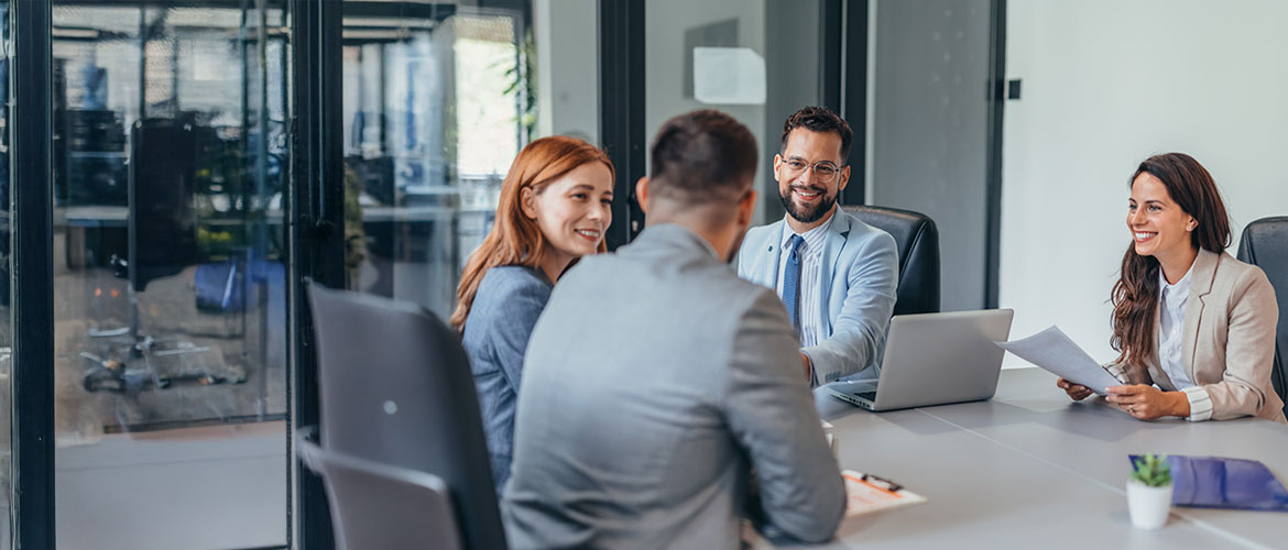 In einem Büro sitzt der Betriebsrat zusammen 