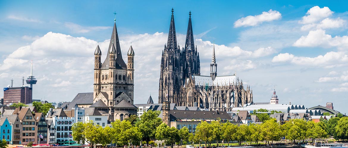 Blick auf den Kölner Dom und die romanische Kirche Groß St. Martin an einem sonnigen Tag – Symbolbild für juristische Fortbildungen und Tagungen in Köln im Deutschen Anwaltsinstitut