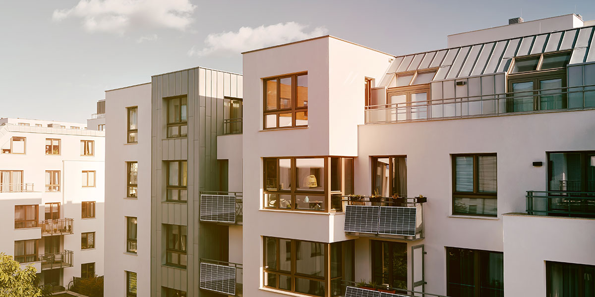 Ein modernes Wohnhaus mit Balkon-Solaranalgen
