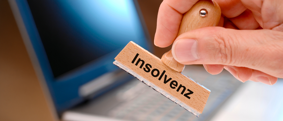 Füllfederhalter beim Unterzeichnen eines Dokuments, Notar, Vertrag, Urkunde, rechtssichere Beurkundung, Unterschrift, Recht, notarielle Dienstleistungen, Büro, Detailaufnahme.