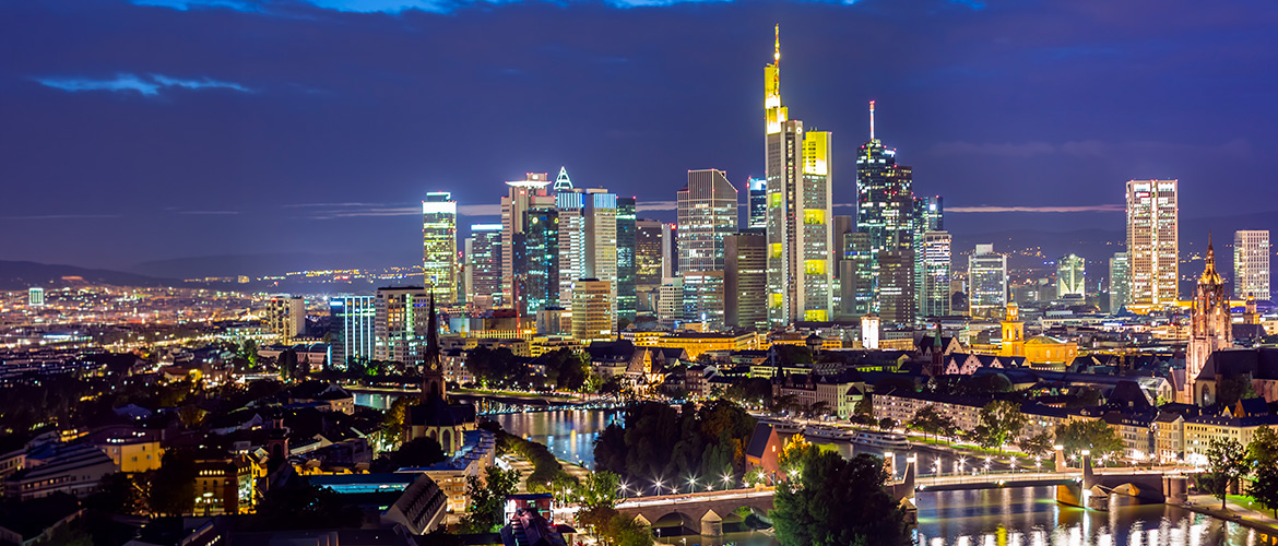 Skyline von Frankfurt am Main bei Nacht mit beleuchteten Hochhäusern, Mainufer und Finanzviertel. Ideal für Bankrecht, Finanzwesen, Wirtschaft, Kanzlei und Unternehmensberatung.