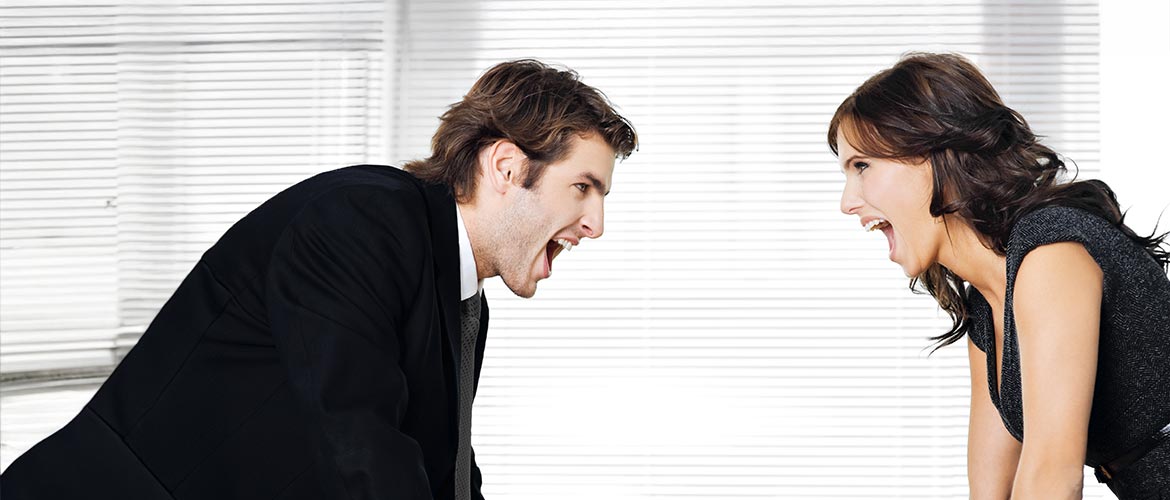 Geschäftsmann in Anzug beugt sich wütend nach vorne und schreit eine andere Person an – Symbolbild für Konflikte am Arbeitsplatz, arbeitsrechtliche Auseinandersetzungen und juristische Beratung