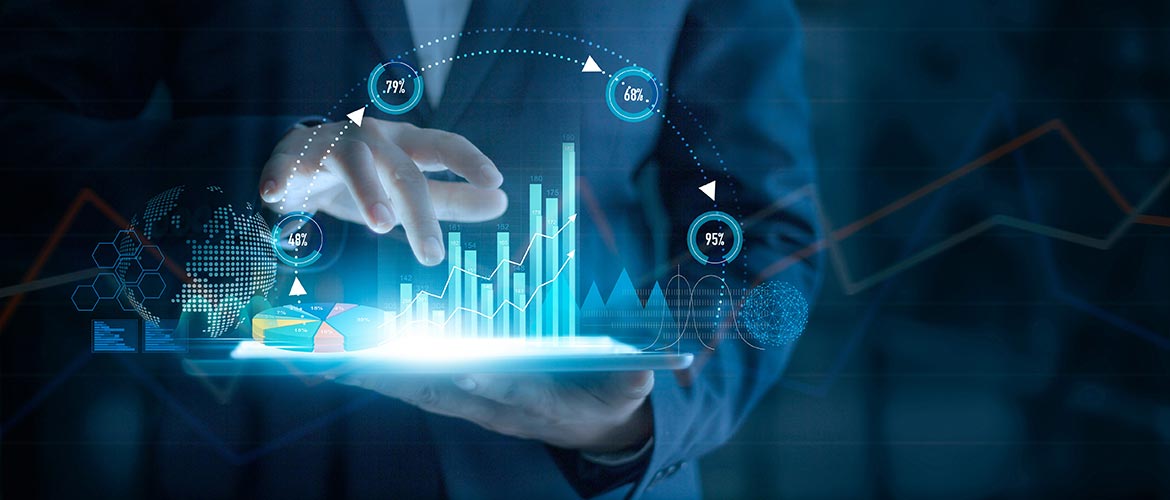 Mann im Anzug hält ein Tablet, aus welchen verschiedene Daten heraus ragen – Symbolbild für juristische Online-Weiterbildung, digitale Fortbildung im Deutschen Anwaltsinstitut