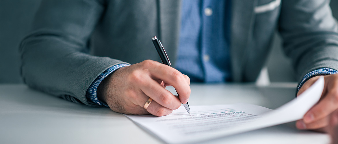 Fotorealistische Abbildung einer Person beim Unterzeichnen einer Bewerbung. Bewerbungsunterlagen, Jobwechsel, Karriere, Bewerbungsgespräch, Personalwesen, Dokumente, professionelles Büro.
