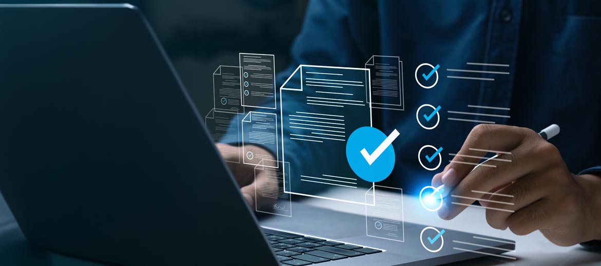 Fotorealistische Darstellung einer Person am Laptop mit digitalem Dokumenten-Workflow, Checklisten und Häkchen, Symbol für E-Signatur, Compliance und digitales Vertragsmanagement.