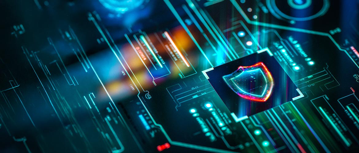 Abstrakte Darstellung von Datenschutz und Cybersicherheit: leuchtendes Schutzschild auf digitaler Leiterplatte, IT‑Sicherheit, Datensicherheit, Netzwerk, moderne Technologie, Privacy.