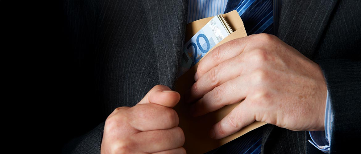 Geschäftsperson steckt Geldschein in braunen Umschlag – Symbol für Korruption, Bestechung, illegale Zahlungen, Wirtschaftskriminalität