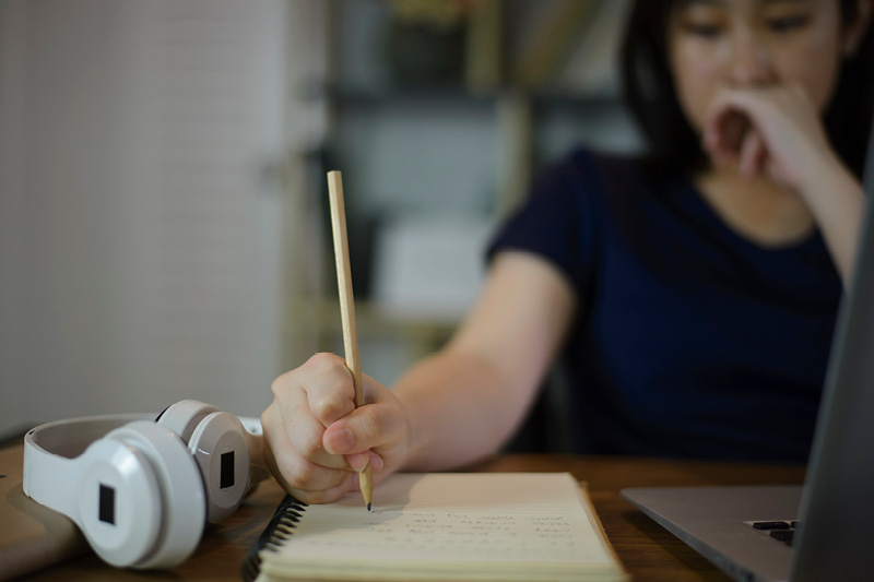 Eine Jugendliche schreibt etwas auf