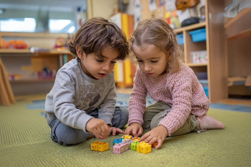 Zwei spielende Kita-Kinder
