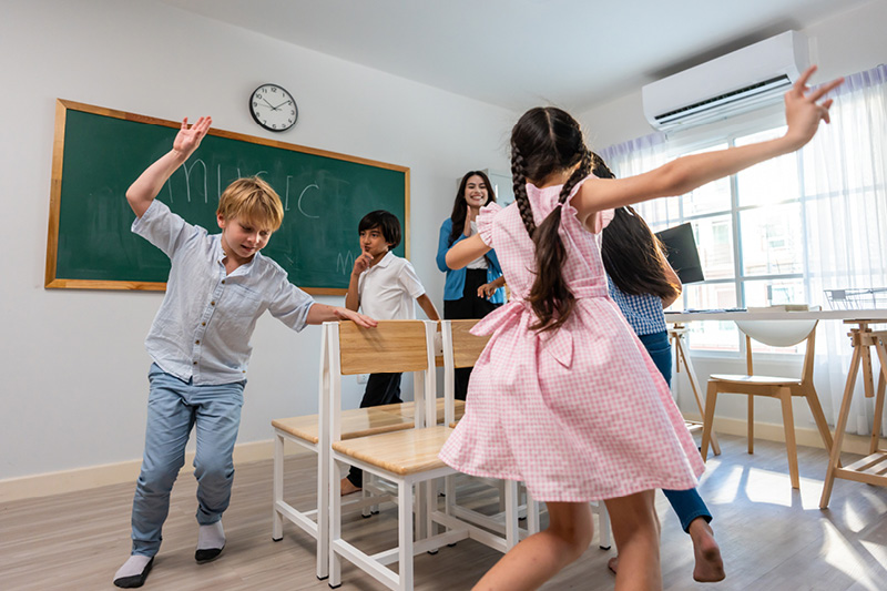 Spielende Jungen und Mädchen