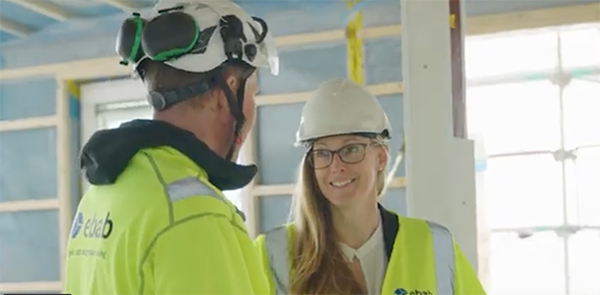 Se filmen om allt som händer på Ringvägen 101