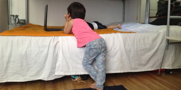 Kind vor Etagenbett
