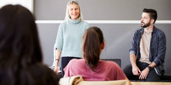 Studierende präsentieren im Unterricht
