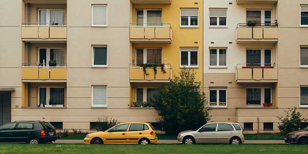 Geparkte Autos vor Hochhaus
